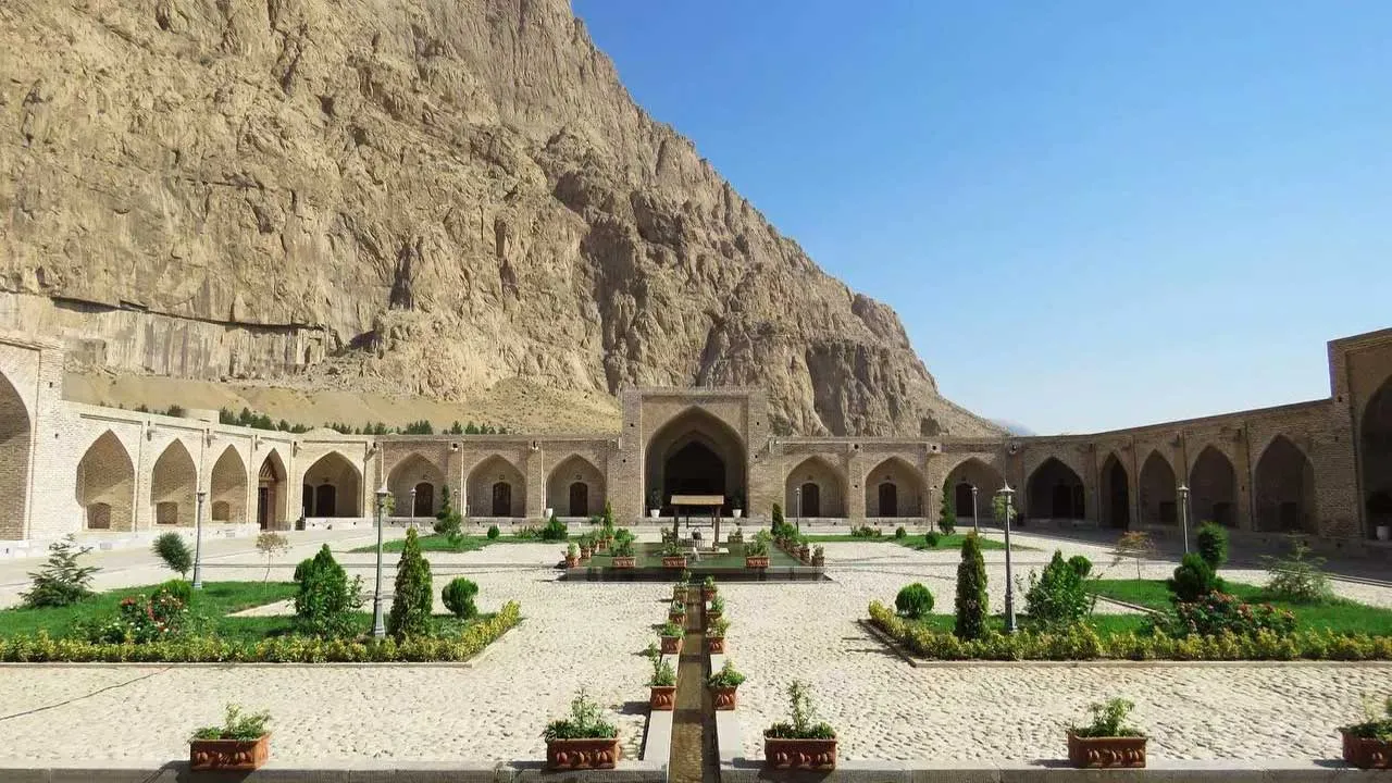 هتل کاروانسرای 5 ستاره لاله بیستون