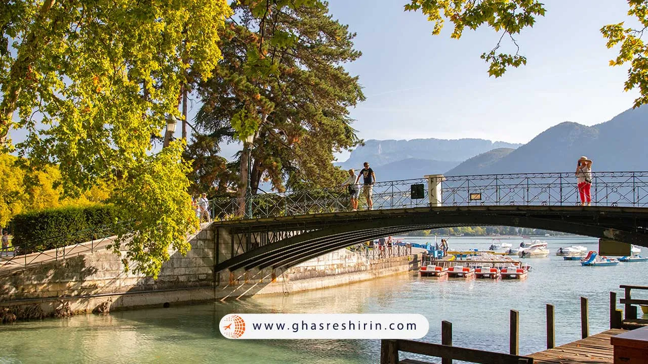 پل عشق یکی از معروف ترین جاذبه های شهر آنسی فرانسه