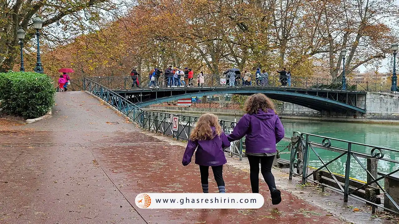 قدم زدن در امتداد کانال‌ها یکی از تفریحات آنسی