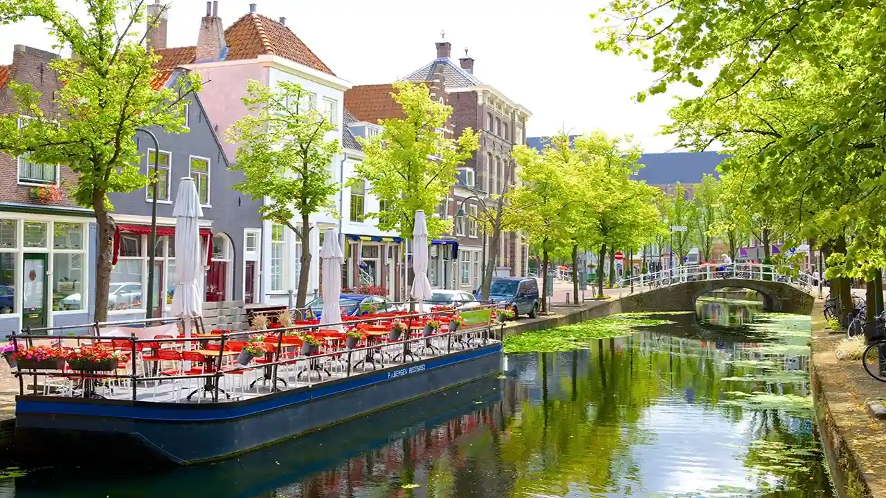 دلفت کجاست؟