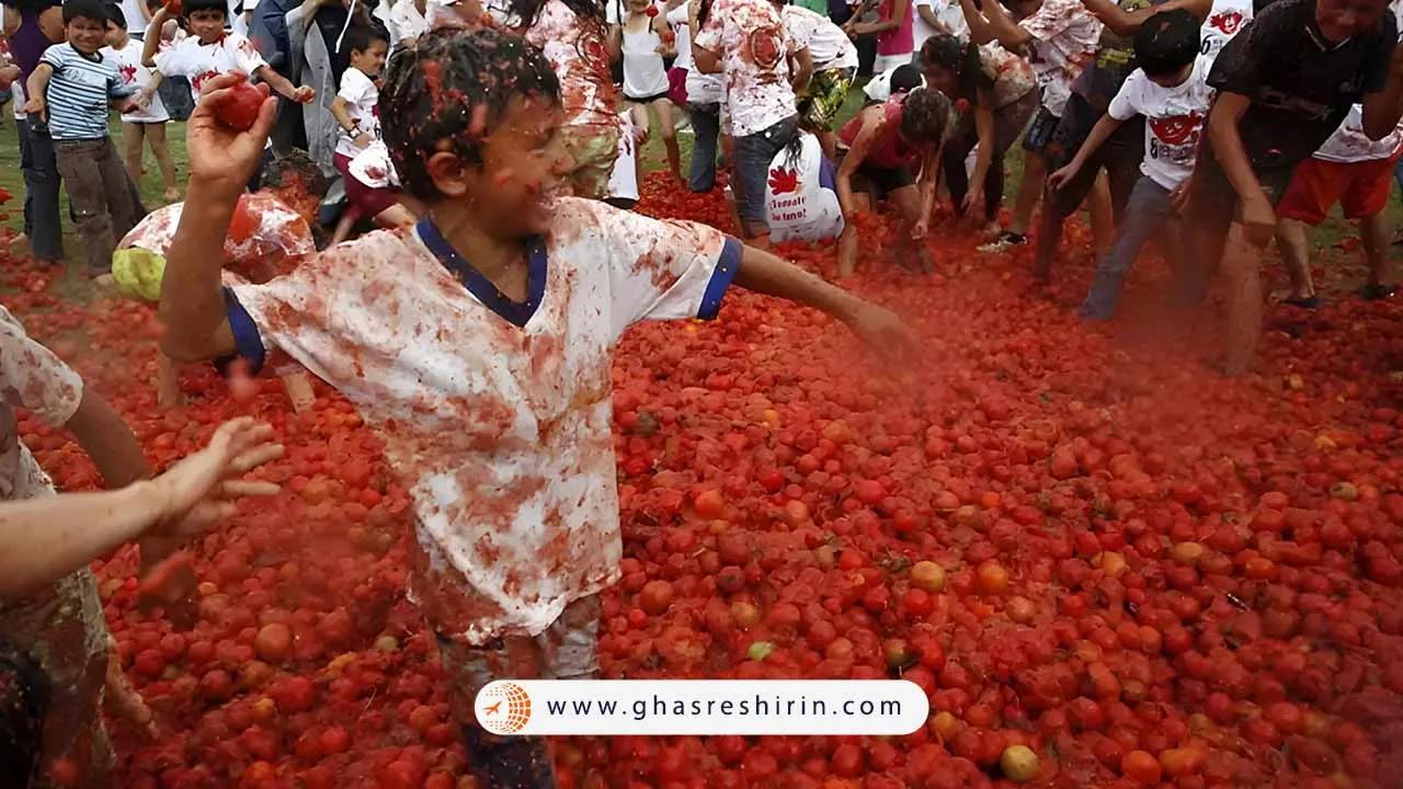 چند نفر در جشن La Tomatina شرکت می‌کنند؟