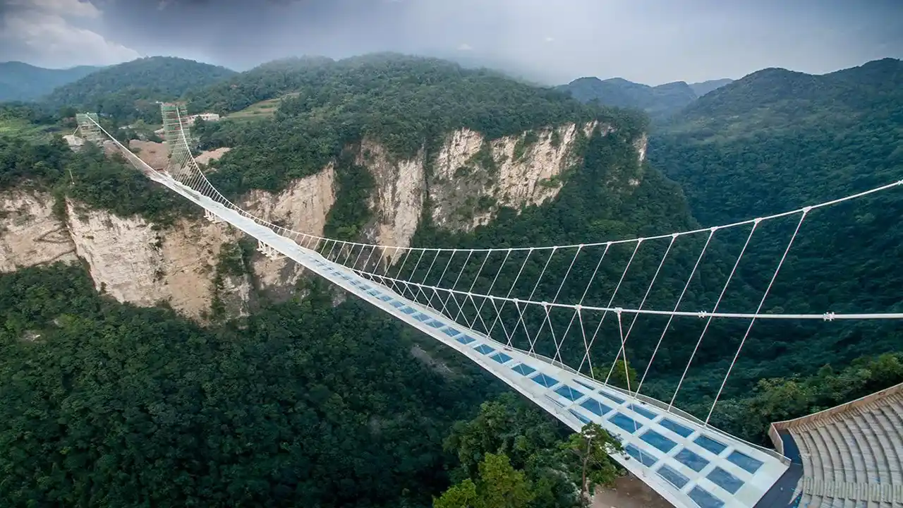 پل شیشه ای ژانگجیاجی