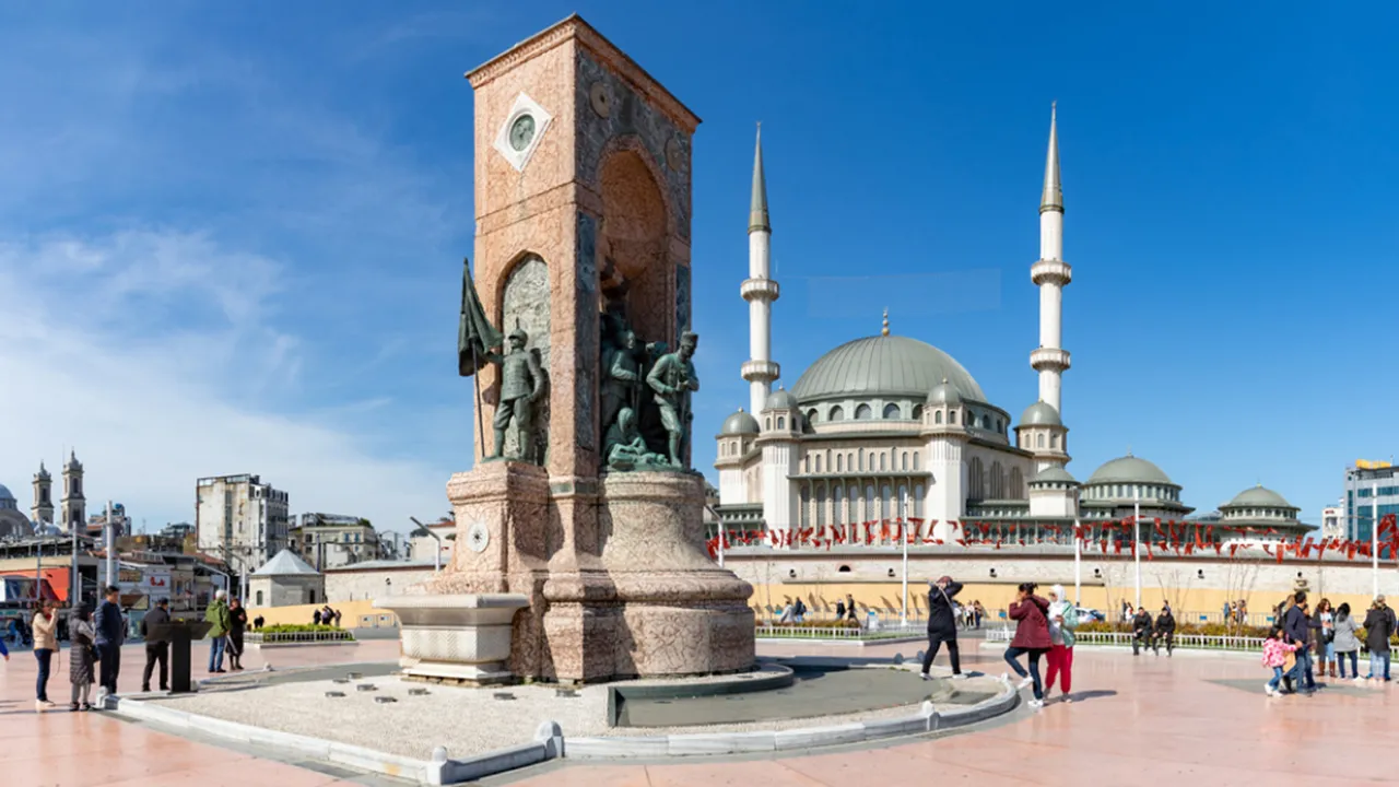 میدان تکسیم استانبول