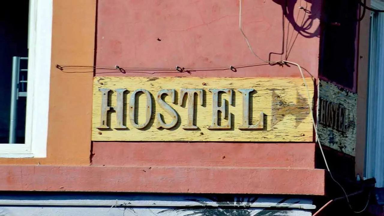 هاستل چیست و چه امکاناتی دارد؟