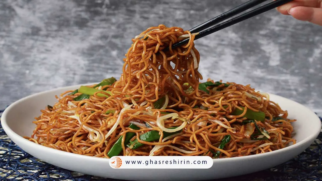 نودل سرخ شده چینی