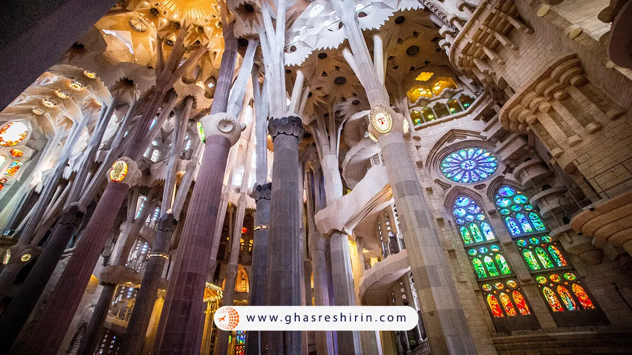 عکس از داخل کلیسای ساگرادا فامیلیا