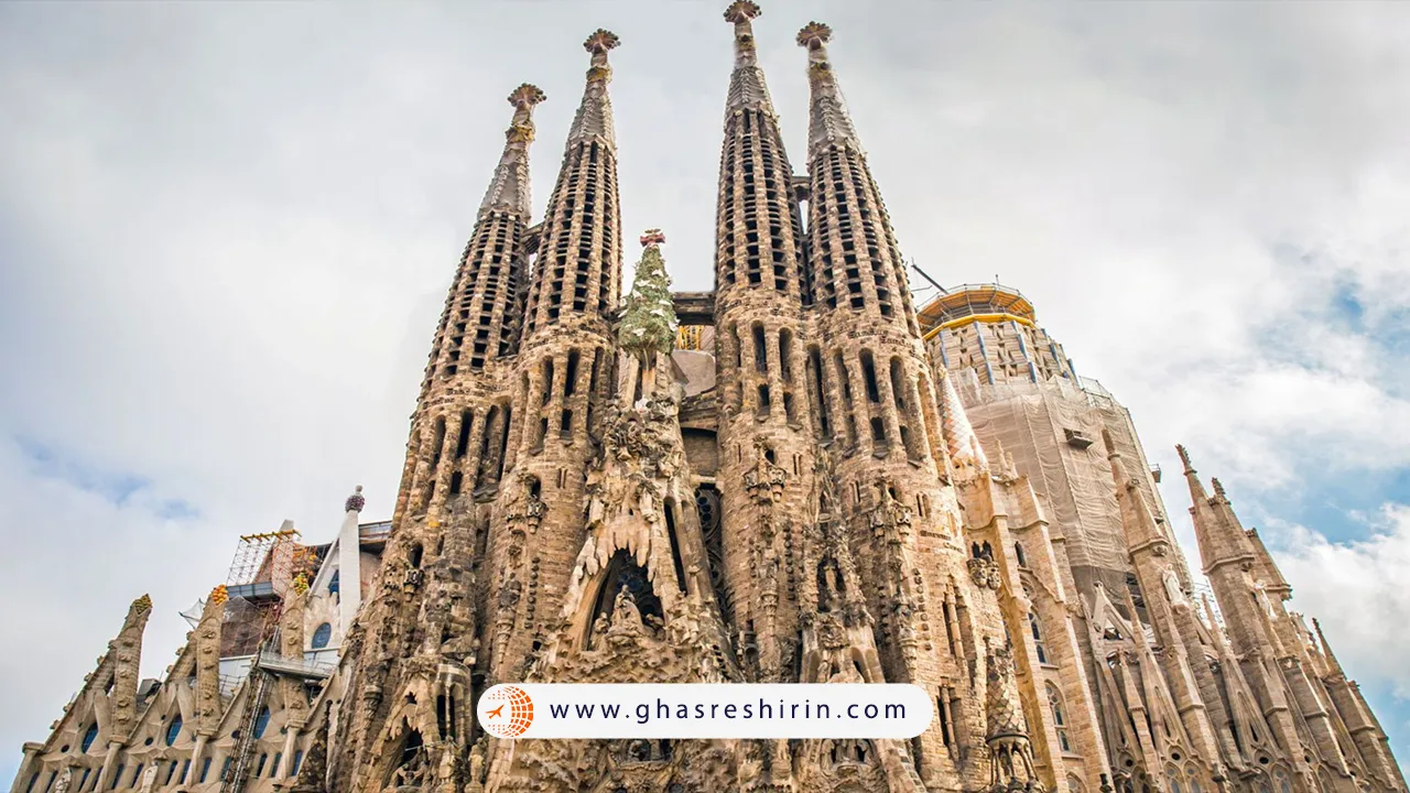 معماری کلیسای ساگرادا فامیلیا