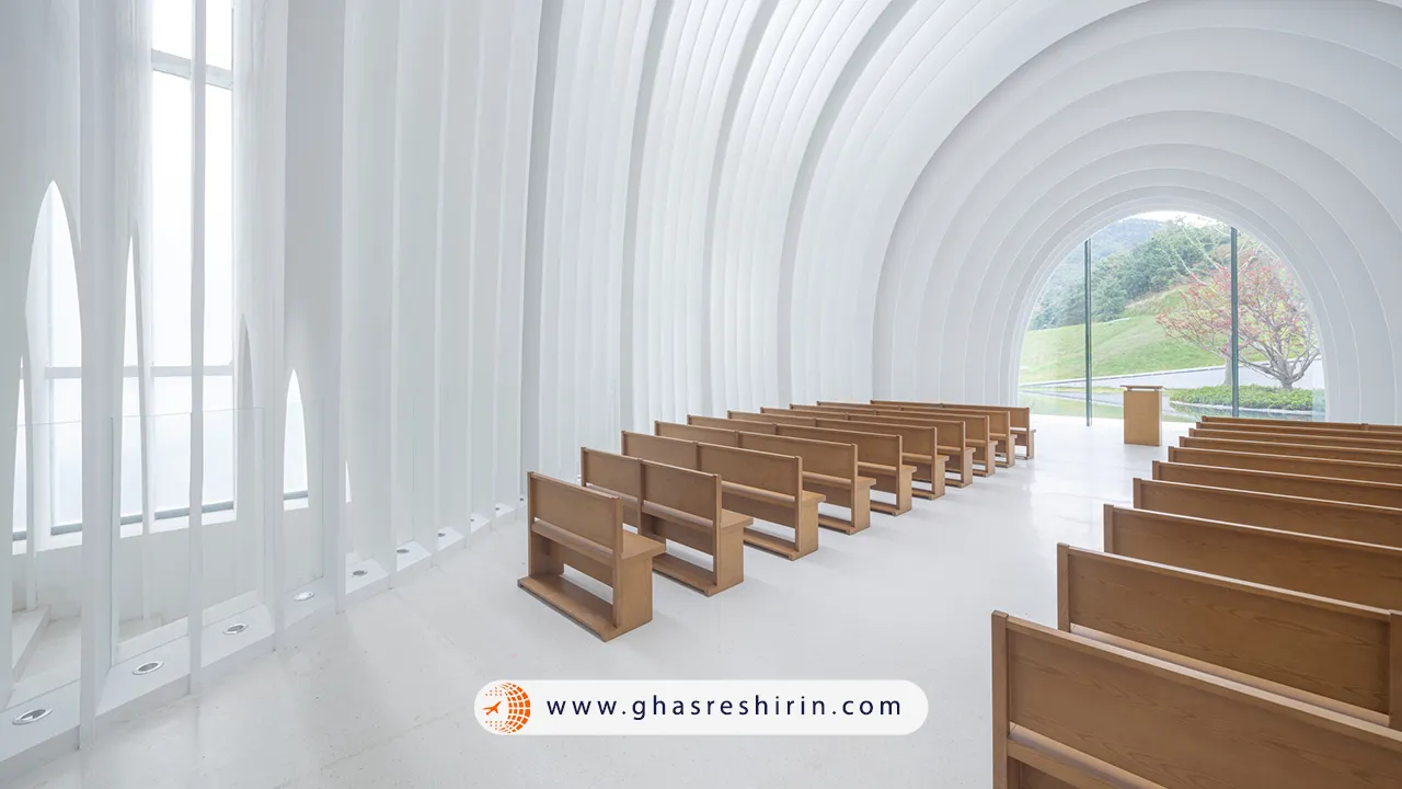 نمای داخلی کلیسای بدون سایه چین
