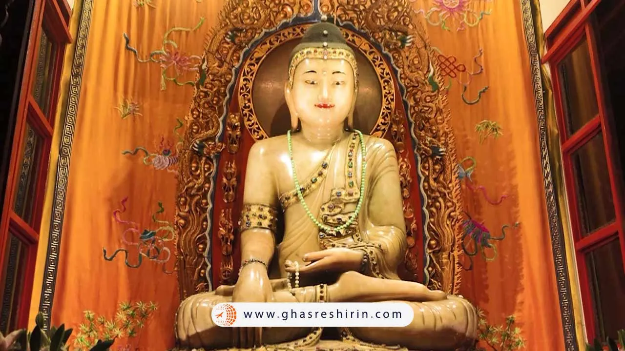 مجسمه نشسته بودا معبد جید بودا شانگهای