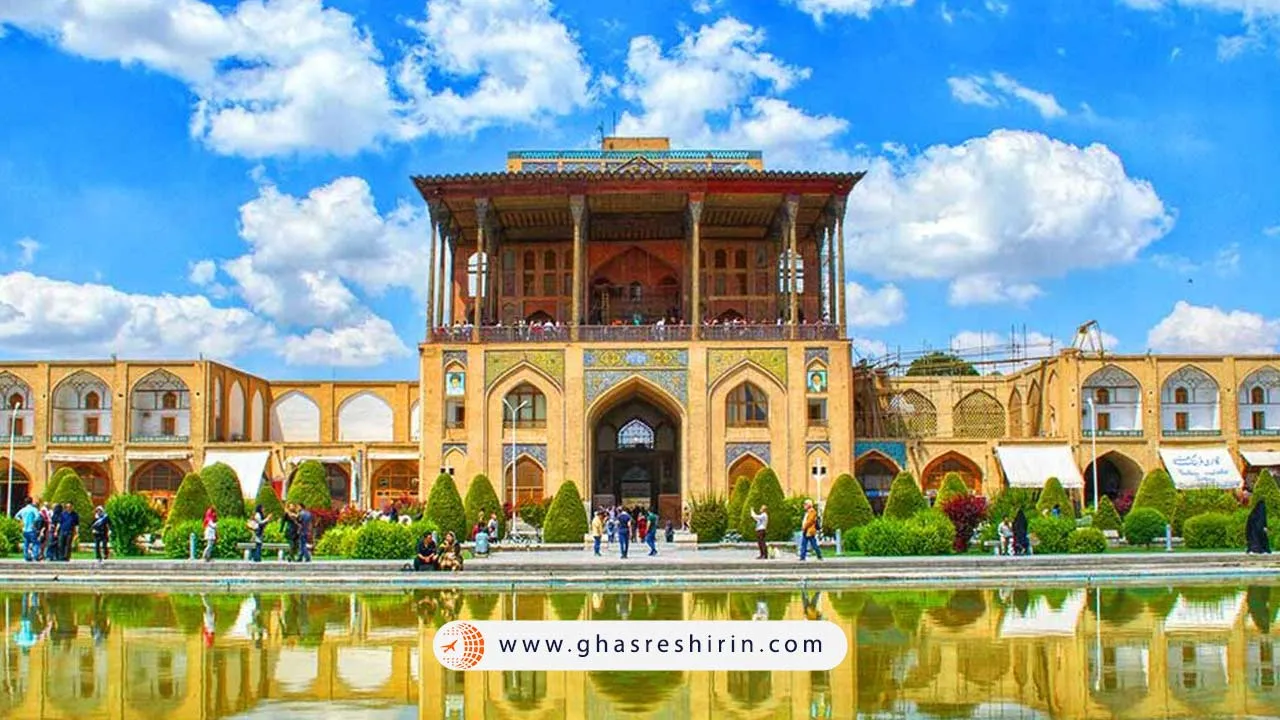 کاخ عالی قاپو یکی از مشهورترین بناهای تاریخی ایران
