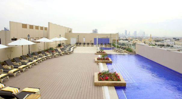 استخر روی پشت بام هتل متروپولیتن دبی استخر روی پشت بام هتل متروپولیتن دبی