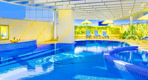 استخر روباز هتل سیتی سیزنز دبی استخر روباز هتل سیتی سیزنز دبی