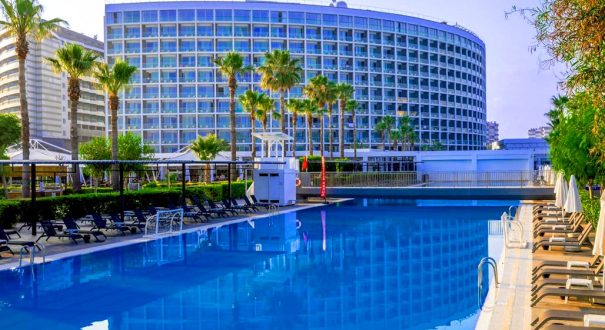 استخر روباز هتل کریستال سنترو آنتالیا استخر روباز هتل کریستال سنترو آنتالیا