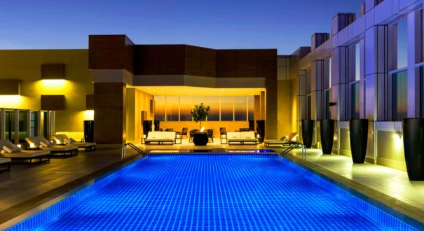 استخر روباز هتل شرایتون گرند دبی استخر روباز هتل شرایتون گرند دبی