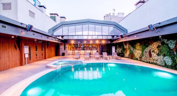 استخر روباز هتل گلدن ایج استانبول استخر روباز هتل گلدن ایج استانبول