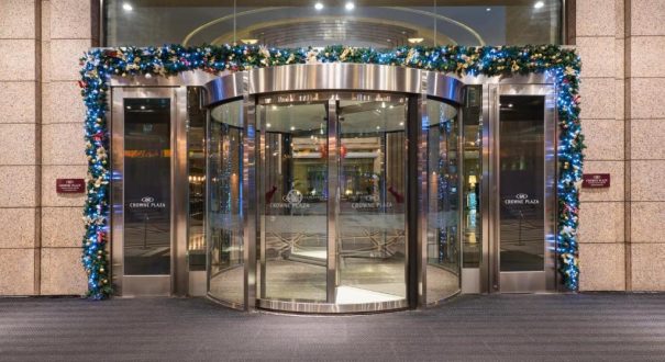 درب ورودی هتل کراون پلازا نوا اسکوار درب ورودی هتل کراون پلازا نوا اسکوار