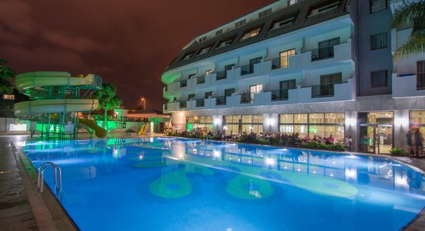 استخر روباز هتل ددمان کمر ریزورت استخر روباز هتل ددمان کمر ریزورت