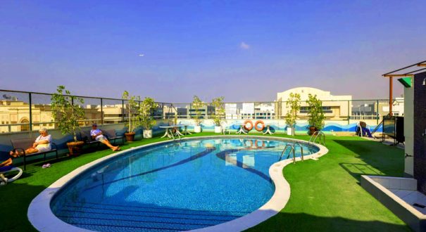 استخر روباز هتل آوری دبی استخر روباز هتل آوری دبی