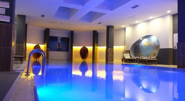 استخر سرپوشیده هتل ددمان کمر ریزورت استخر سرپوشیده هتل ددمان کمر ریزورت