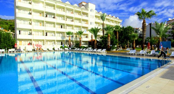 استخر روباز هتل کلاب پینتا استخر روباز هتل کلاب پینتا