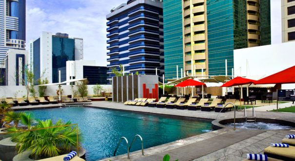 هتل میلینیوم پلازا داون تاون دبی (Millennium Plaza Downtown Hotel) استخر روباز هتل میلینیوم پلازا داون تاون دبی