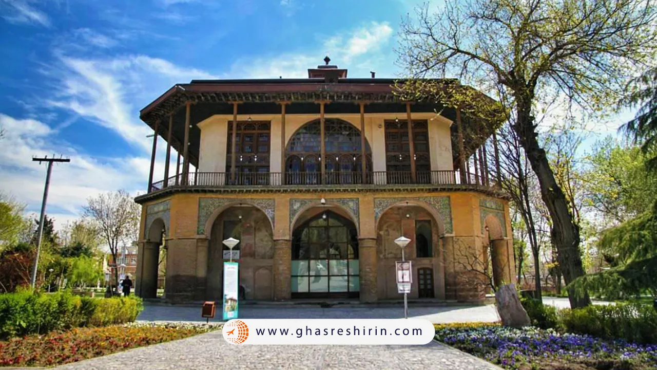 آشنایی با جاهای دیدنی قزوین کاخ موزه چهل ستون (عمارت کلاه فرنگی شاه طهماسب)