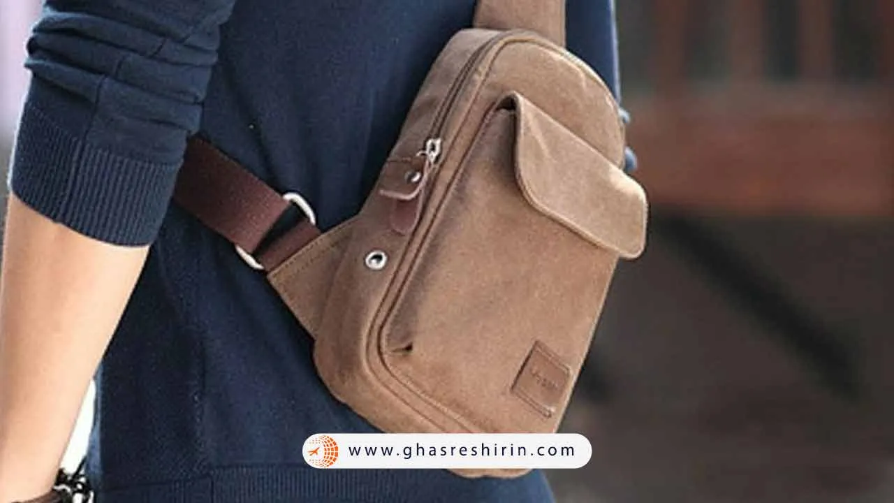 استفاده از یک کیف کوچک یا کوله پشتی برای حمل وسایل ضروری