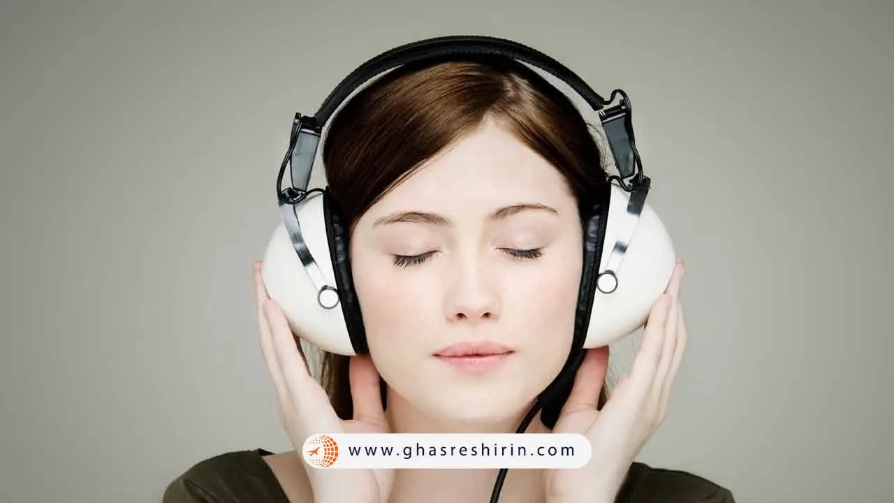 همراه داشتن هدفون و وسایل سرگرمی برای تجربه لحظاتی سرگرم کننده