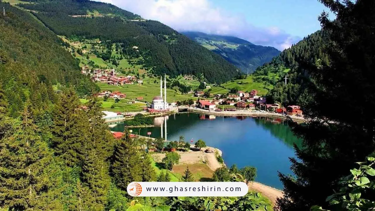 لذت بردن از قایق سواری و پیاده روی در اطراف دریاچه