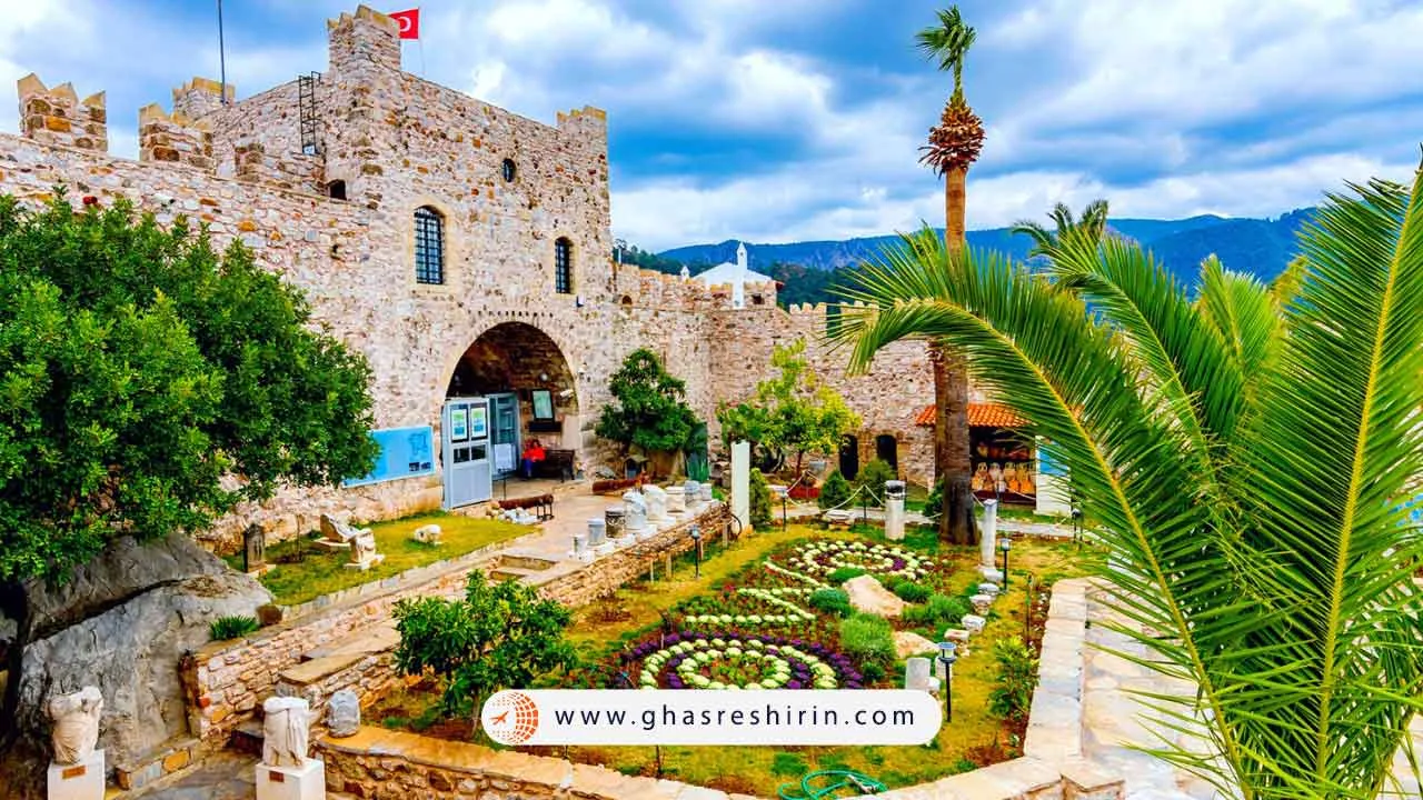 مشاهده آثاری از سکه ها و سفال های باستانی تا سلاح ها و دست نوشته های قدیمی