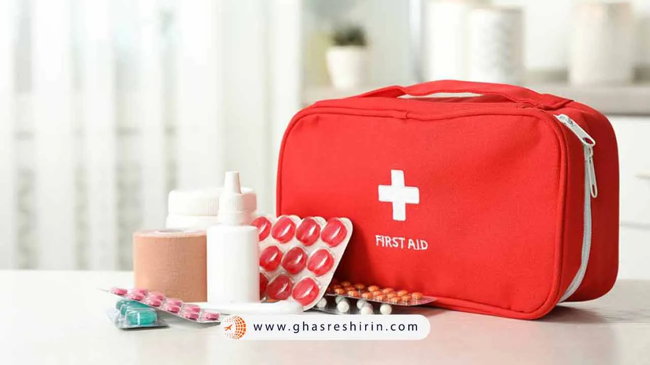 همراه داشتن داروهای ضروری و جعبه کمک های اولیه