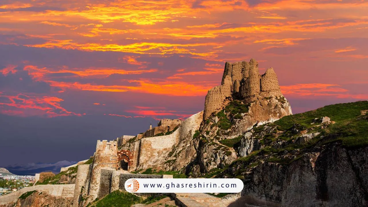 تماشای منظره ای پانوراما از دریاچه و شهر