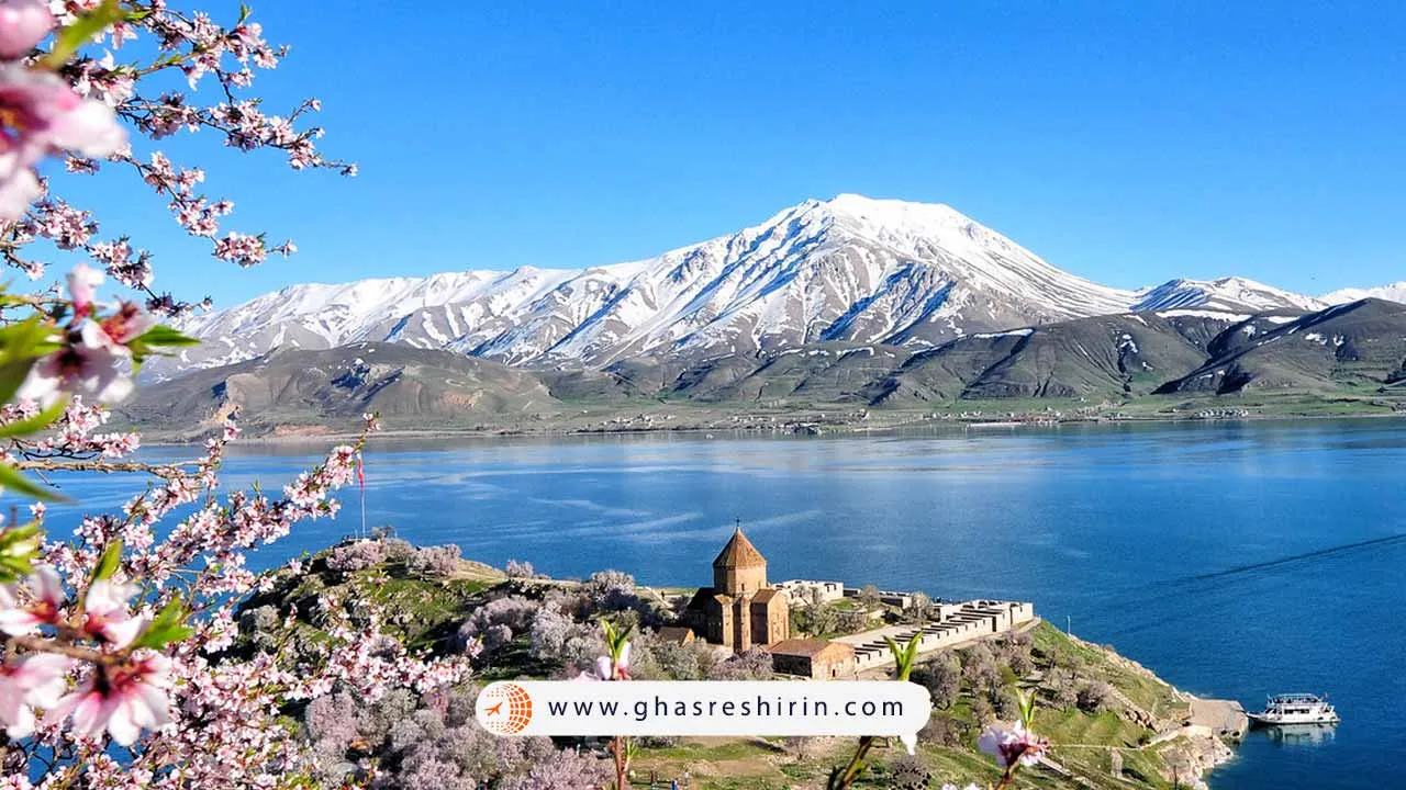 تماشای رنگ فیروزه ای آب و انعکاس کوه ها در سطح آن