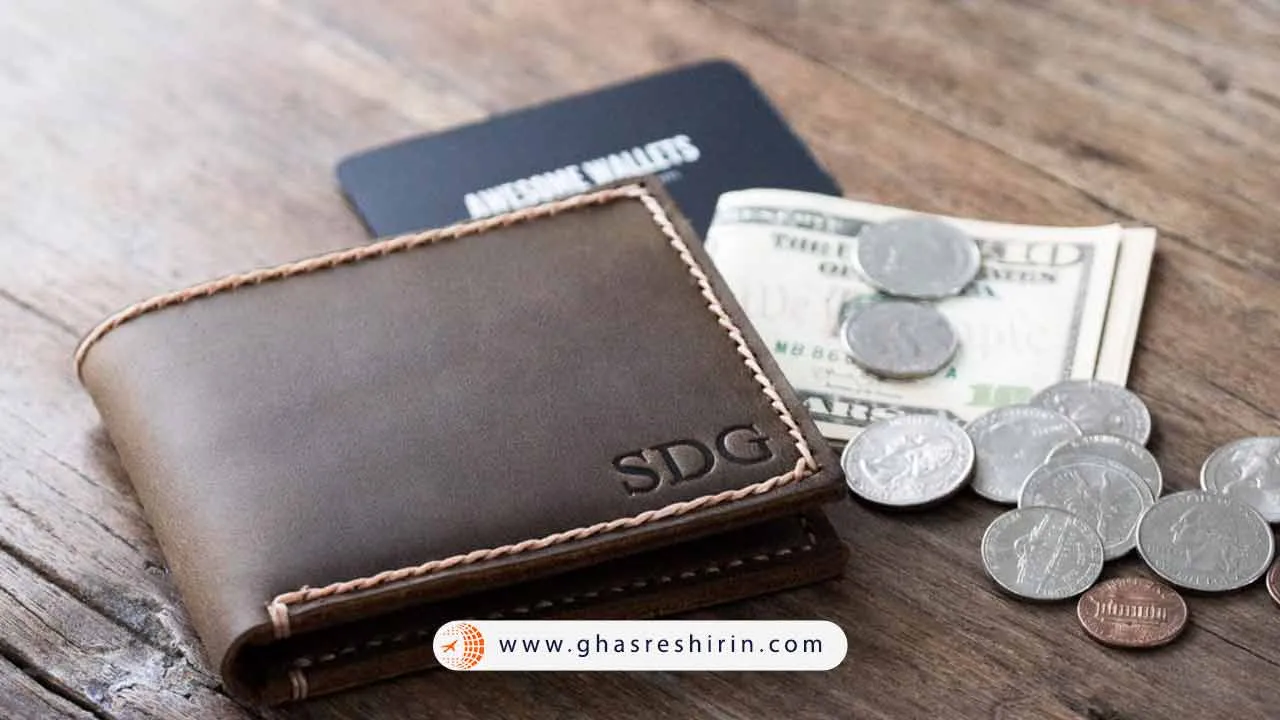 کیف پول و پول نقد برای استفاده در سفر
